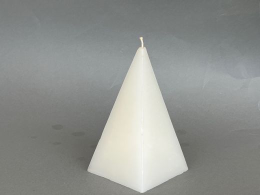 Pyramidenkerze rohwei� ca. 140x80x80mm (nur noch 3x verf�gbar) - mit M�ngel!!