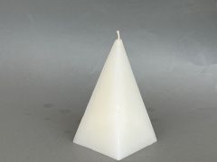 Pyramidenkerze rohwei� ca. 140x80x80mm (nur noch 3x verf�gbar) - mit M�ngel!!